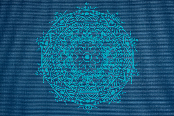 Krásná modrá podložka na jógu pro cviční jóg doma i v jóga studiu.
