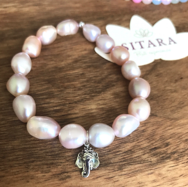 Náramek inspirovaný jógou z říčních perel