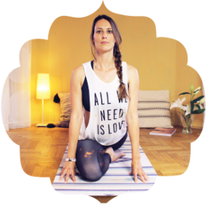 Fit jóga je dynamický styl klasické jógy pro dynmické cvičení jógy online doma.