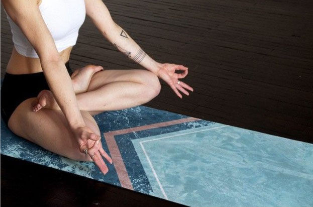 Krásná designová jóga podložka pro cvičení jógy doma i v jóga studiu.