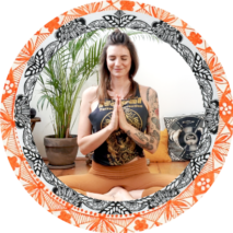 Balíček jógových rozcviček pro cvičení jógy doma je vhodný pro jóga začátečníky i pokročilé jogíny.